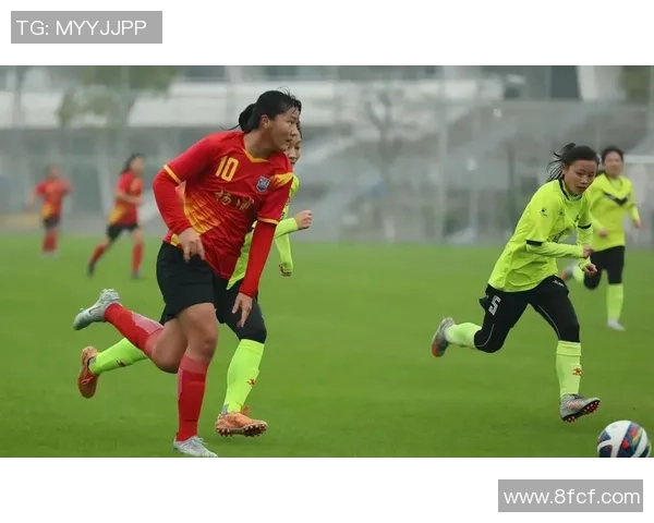 中国女足球星展现坚韧拼搏精神 真实照片背后的奋斗与荣耀